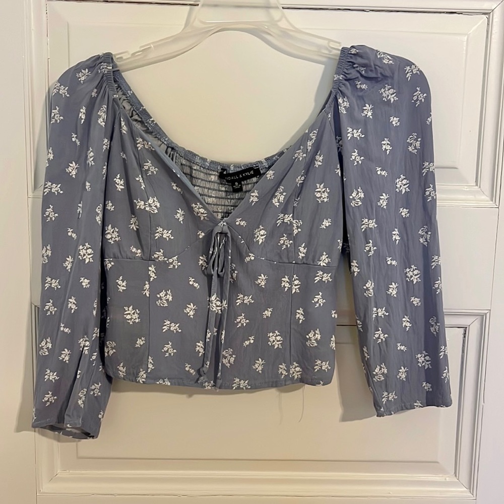 Kendall & Kylie Blue and White Floral Women’s Blouse Size S